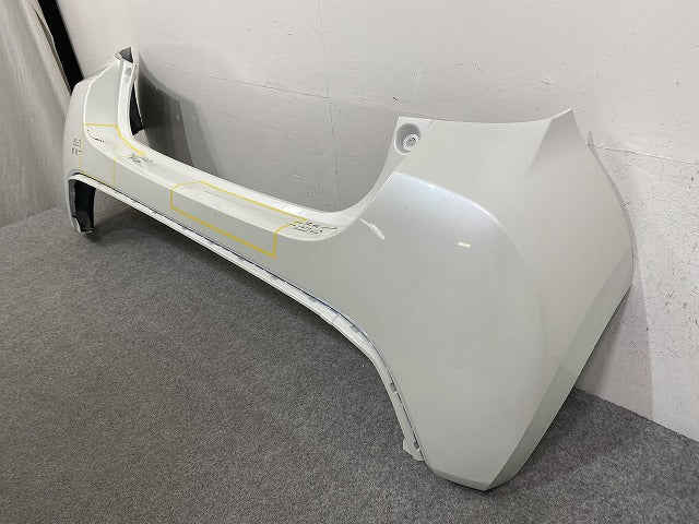 ヤリス KSP210/MXPA10/MXPA15/MXPH10/MXPH15 純正 リア バンパー 52159-k0010/20/50 ホワイトパールクリスタルシャイン 070 トヨタ(146721)