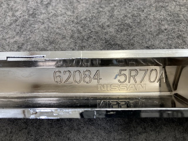 新品!キックス/KICKS P15 純正 フロント バンパー メッキモール ガーニッシュ 62084 5R70A 62084-5RY0A メッキ 日産(146739)