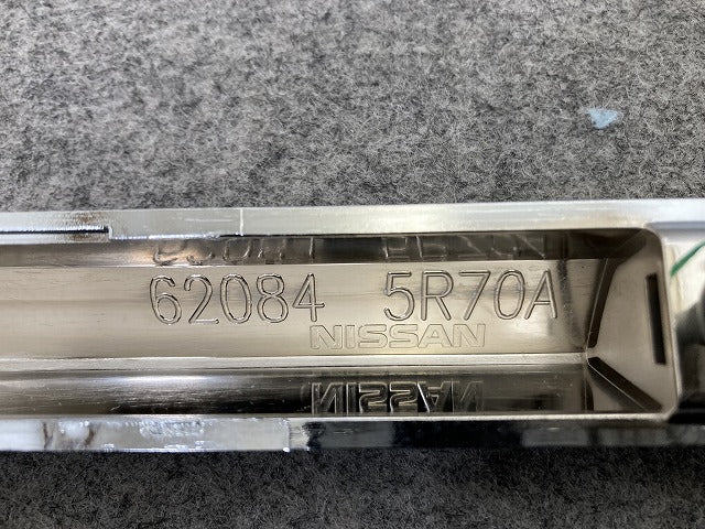 新品!キックス/KICKS P15 純正 フロント バンパー メッキモール ガーニッシュ 62084 5R70A 62084-5RY0A メッキ 日産(146740)