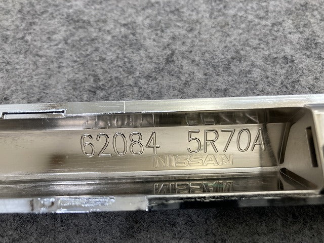 新品!キックス/KICKS P15 純正 フロント バンパー メッキモール ガーニッシュ 62084 5R70A 62084-5RY0A メッキ 日産(146742)