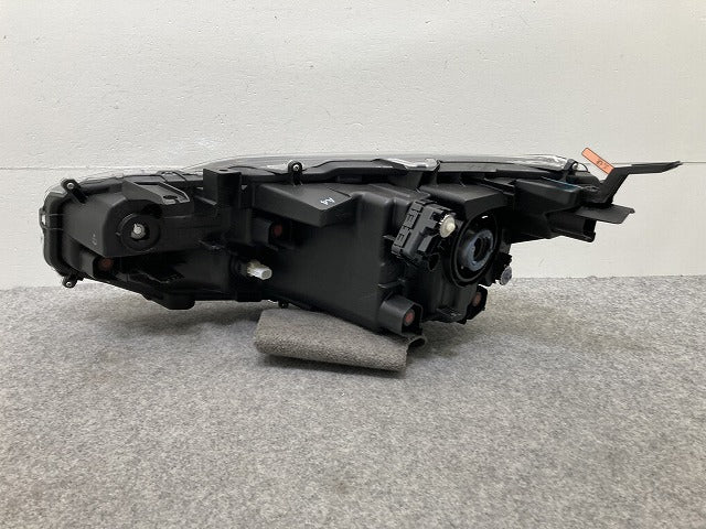 ヤリスクロス MXPB10/MXPB15 ハイブリッド/MXPJ10/MXPJ15 純正 右 ヘッドライト/ランプ レベライザーLED 刻印A4 KOITO 52-324(146780)