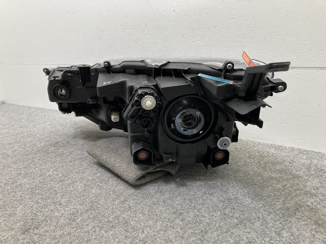 ヤリスクロス MXPB10/MXPB15 ハイブリッド/MXPJ10/MXPJ15 純正 右 ヘッドライト/ランプ レベライザーLED 刻印A4 KOITO 52-324(146780)