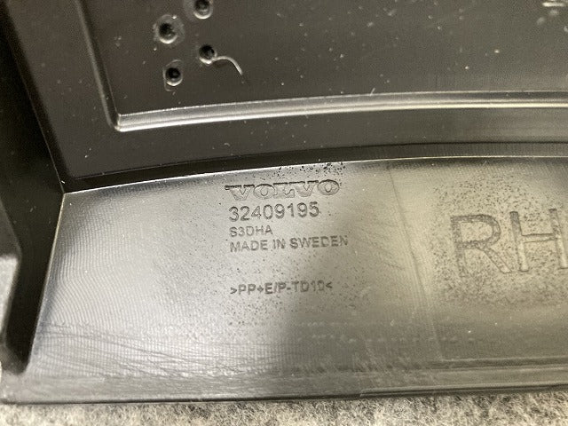 新品!XC40 XB系 純正 右 フロント フェンダーアーチモール/オーバーフェンダー 32409195 素地 ボルボ(146829)