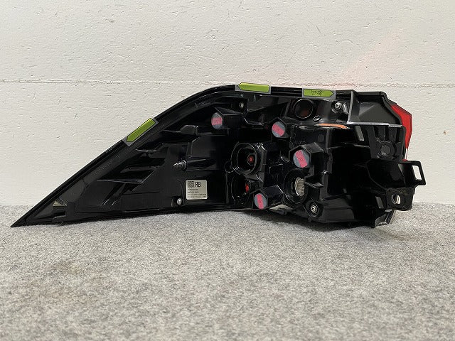 RAV4 ラブ4 MXAA52/MXAA54/AXAH52/AXAH54 純正 右 テールランプ/ライト/レンズ ハロゲン 刻印RB ICHIKOH 42-97 トヨタ(146832)