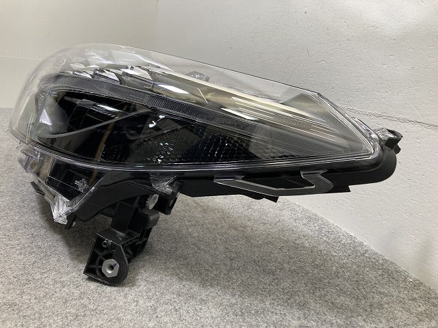 カローラ クロス ZSG10/MXGA10/ZVG11/ZVG15/ZVG13/ZVG16 純正 左 ヘッドライト/ランプ LED レベライザー 刻印Z HASCO 16-177(146842)