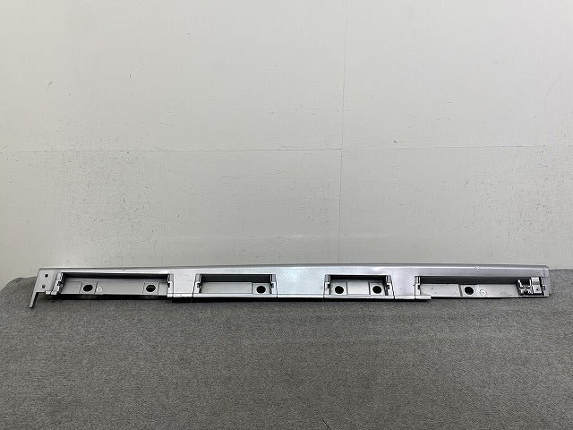 ヤリス KSP210/MXPA10/MXPA15/MXPH10/15/14/17 純正 右 サイドステップ/サイドスカート 75850-K0050 シルバーメタリック 1L0(146889)