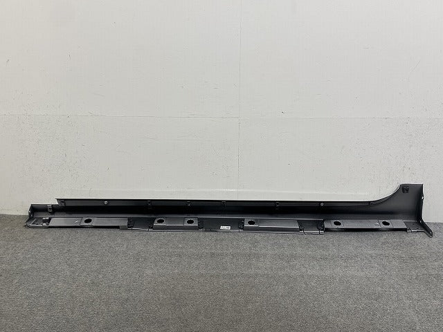 ヤリス KSP210/MXPA10/MXPA15/MXPH10/15/14/17 純正 右 サイドステップ/サイドスカート 75850-K0050 シルバーメタリック 1L0(146889)