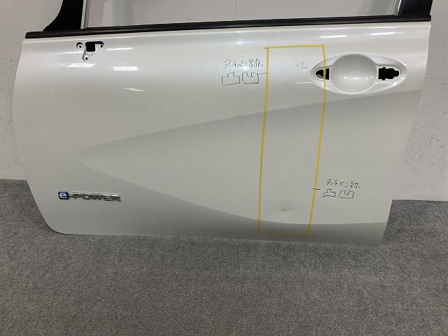 ノート/NOTE E12/NE12 e-POWER/HE12/SNE12 純正 左 フロント ドア バイザー付 ブリリアントホワイトパール QAB 日産(146898)