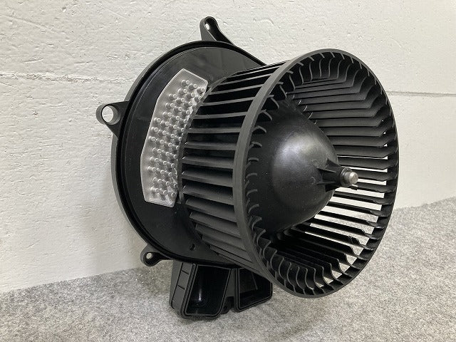 新品!Mクラス/ML W166 純正  ブロアモーター 1669066100/001-10-26561 メルセデスベンツ(147000)