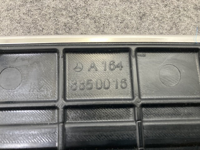 新品!MLクラス W164 純正 リア バンパー ローディングプレート シルバートリム A 164 885 00 16 A1648800111 メッキ(147048)