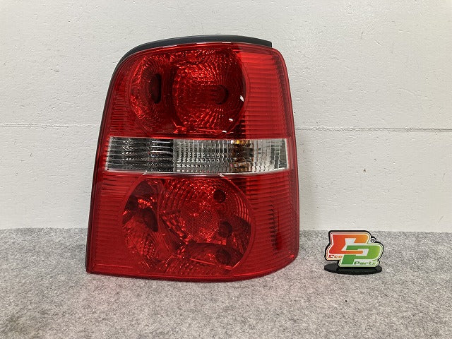 新品!トゥーラン 1T系 純正 右 テールランプ/ライト/レンズ ハロゲン HELLA 1T0.945.096G 1T0945096G フォルクスワーゲン(147081)