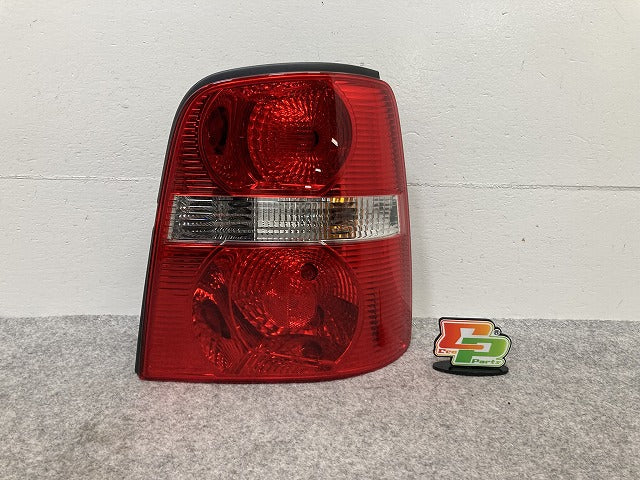 新品!トゥーラン 1T系 純正 右 テールランプ/ライト/レンズ ハロゲン HELLA 1T0.945.096G 1T0945096G フォルクスワーゲン(147082)
