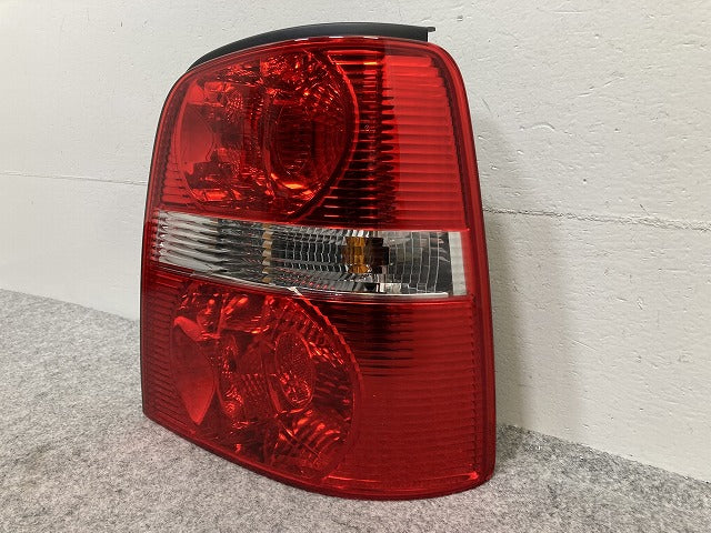 新品!トゥーラン 1T系 純正 右 テールランプ/ライト/レンズ ハロゲン HELLA 1T0.945.096G 1T0945096G フォルクスワーゲン(147082)
