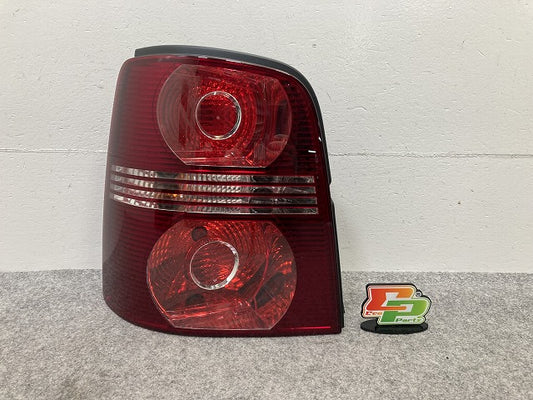 新品!トゥーラン 1T系 左 テールランプ/ライト/レンズ ハロゲン HELLA 1T0.945.095N/111K 1T0945095N フォルクスワーゲン(147086)