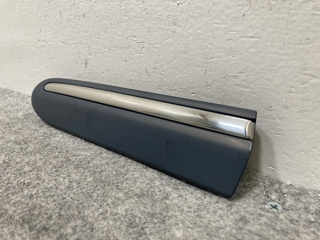 新品!Cクラス W203 純正 左 フロント フェンダー モール A20369047629999 サフ メルセデスベンツ(147173)