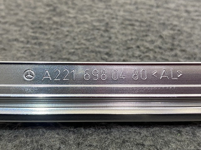 新品!Sクラス W221 純正 右 リア ドア ウィンドウ フレーム/アッパー フレーム A221 698 04 80 A2216980480 メッキ(147201)