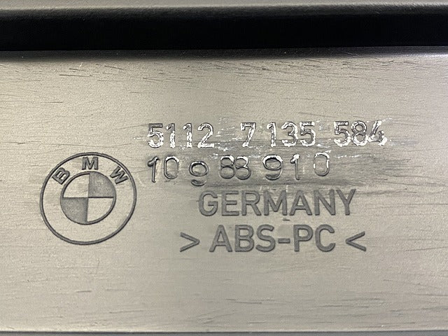 新品!7シリーズ E65 純正 リア バンパーストリップセンター/プライムドセンター 5112 7135 584 51127142234 サフ BMW(147220)