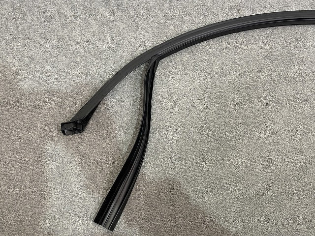 新品!3シリーズ E90 純正 左 フロント ドア ウィンドウ ガイド 51.21 7 060 241 51337060241 BMW(147222)
