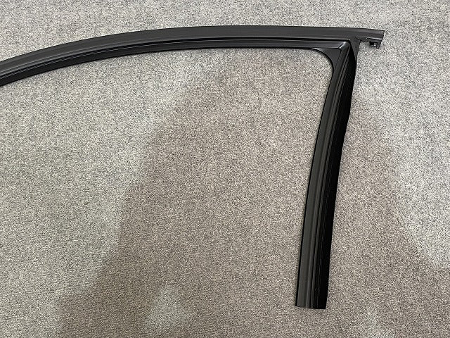新品!3シリーズ E90 純正 左 フロント ドア ウィンドウ ガイド 51.21 7 060 241 51337060241 BMW(147222)