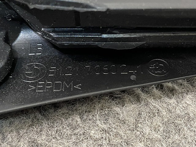 新品!3シリーズ E90 純正 左 フロント ドア ウィンドウ ガイド 51.21 7 060 241 51337060241 BMW(147222)