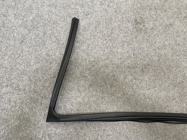 新品!3シリーズ E36 純正 右 フロント ドア ウィンドウ ガイド 51328213982 BMW(147269)
