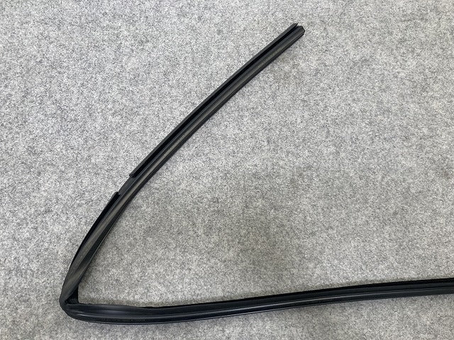 新品!3シリーズ E36 純正 右 フロント ドア ウィンドウ ガイド 51328213982 BMW(147270)