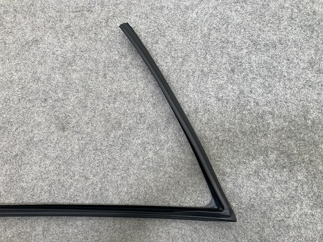 新品!3シリーズ E36 純正 右 フロント ドア ウィンドウ ガイド 51328213982 BMW(147270)