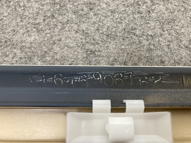 新品!MLクラス W164 純正 左 フロント ドア モール A 164 690 51 62/61 62 A16469051629999 サフ メルセデスベンツ(147279)