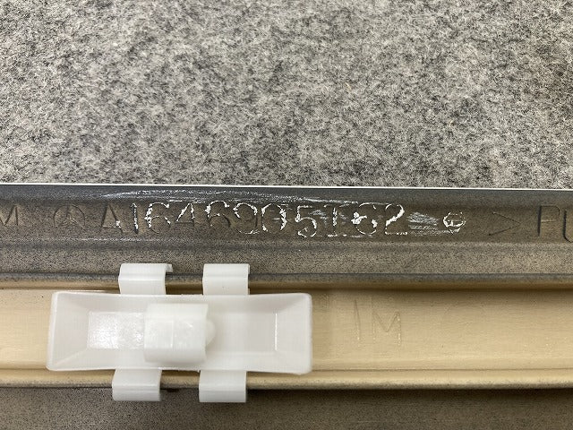 新品!MLクラス W164 純正 左 フロント ドア モール A 164 690 51 62/61 62 A16469051629999 サフ メルセデスベンツ(147279)