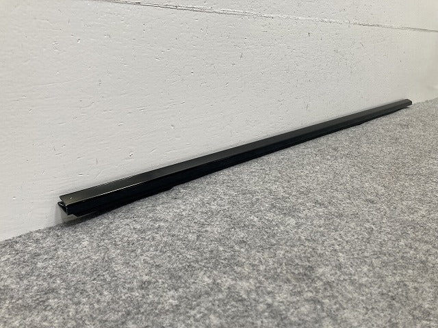 新品!5シリーズ E60/E61 純正 右 フロント ドア ベルトモール  51217207256 ブラック ソリッド BMW(147288)