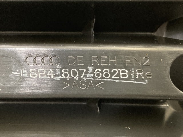 新品!A3 8P系 純正 右 フロント バンパー グリル 8P4 807 682B 8P4807682B 素地 アウディ(147290)