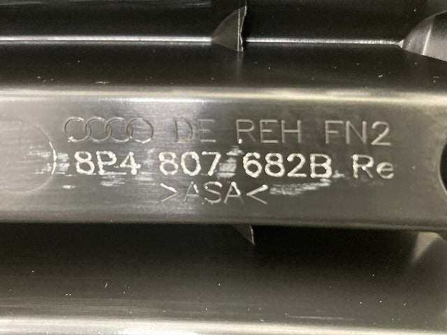 新品!A3 8P系 純正 右 フロント バンパー グリル 8P4 807 682B 8P4807682B 素地 アウディ(147291)