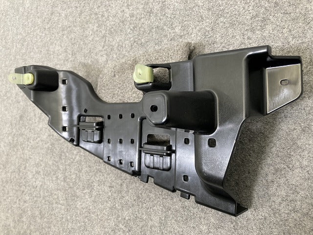 新品!Cクラス W205 純正 左 リア バンパー ブラケット A 205 885 50 14 A2058855014 未塗装 メルセデスベンツ(147296)
