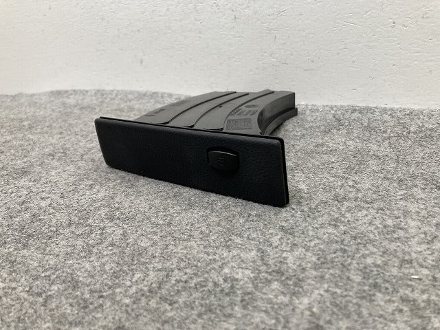 新品!5シリーズ E60/E61 純正 右  ドリンクホルダー 右ハンドル用 5145 7 063 104-04 51459125624 素地 BMW(147329)