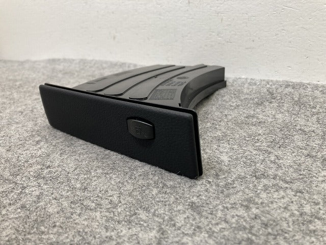 新品!5シリーズ E60/E61 純正 右  ドリンクホルダー 右ハンドル用 5145 7 063 104-04 51459125624 素地 BMW(147330)