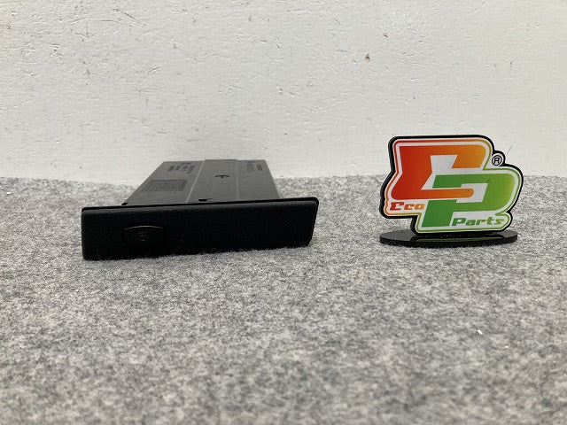 新品!5シリーズ E60/E61 純正 左  助手席 ドリンクホルダー/カップホルダー 左ハンドル用 5145 7 047 145 51459125626 素地 BMW(147338)