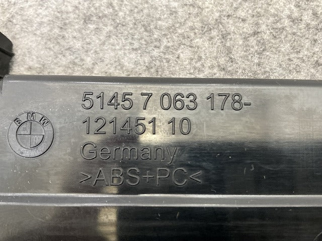 新品!5シリーズ E60/E61 純正 左  ドリンクホルダー/カップホルダー 5145 7 063 178- 51459125628 素地 BMW(147339)