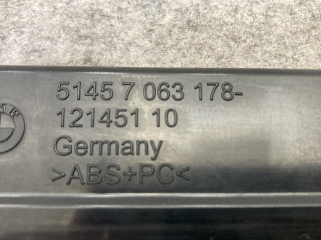 新品!5シリーズ E60/E61 純正 左  ドリンクホルダー/カップホルダー 5145 7 063 178- 51459125628 素地 BMW(147340)