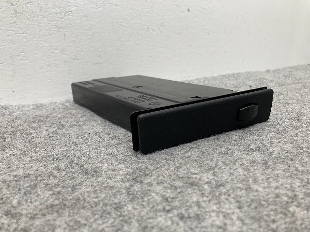 新品!5シリーズ E60/E61 純正 左  ドリンクホルダー/カップホルダー 5145 7 063 178- 51459125628 素地 BMW(147341)