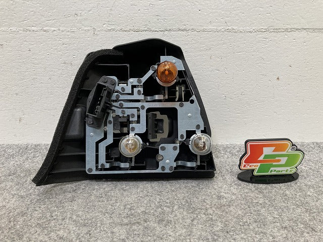 新品!3シリーズ E46 右 テールランプ/ライト/レンズ ハロゲン バルブホルダー 63.21-8 383 100 63217165954 BMW(147343)