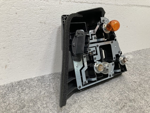 新品!3シリーズ E46 右 テールランプ/ライト/レンズ ハロゲン バルブホルダー 63.21-8 383 100 63217165954 BMW(147343)