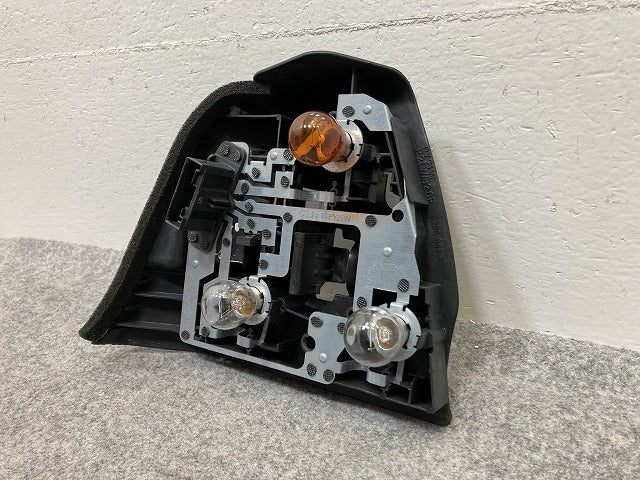 新品!3シリーズ E46 右 テールランプ/ライト/レンズ ハロゲン バルブホルダー 63.21-8 383 100 63217165954 BMW(147343)