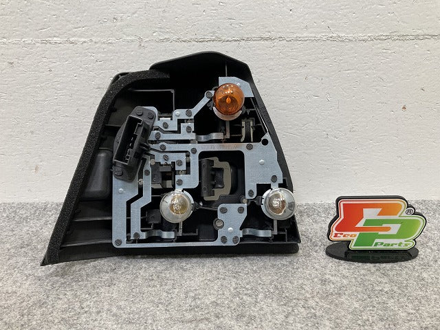 新品!3シリーズ E46 右 テールランプ/ライト/レンズ ハロゲン バルブホルダー 63.21-8 383 100 63217165954 BMW(147344)