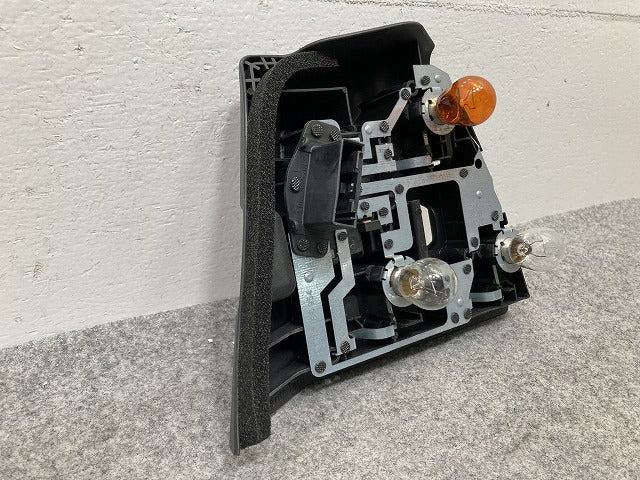 新品!3シリーズ E46 右 テールランプ/ライト/レンズ ハロゲン バルブホルダー 63.21-8 383 100 63217165954 BMW(147344)