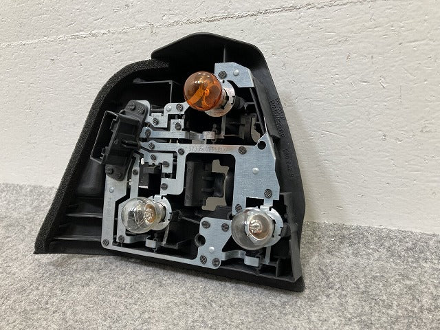 新品!3シリーズ E46 右 テールランプ/ライト/レンズ ハロゲン バルブホルダー 63.21-8 383 100 63217165954 BMW(147344)