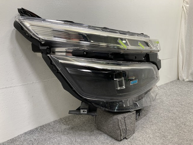 ヴォクシー VOXY ZS/煌 80系/ZRR80W/ZRR85W/ZWR80W 純正 後期 右 ヘッドライト/ランプ LED レベライザー 刻印K 28-240 81130-28J10(147359)