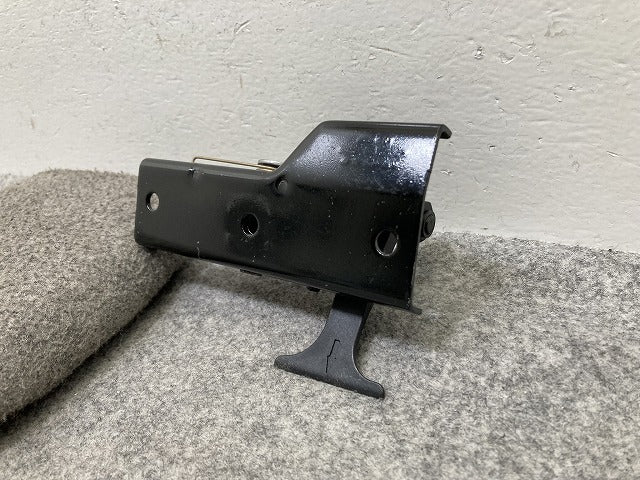 新品!Eクラス W211 純正 サイド エンジンボンネット/フードロック/キャッチ A211 880 02 64 A2118800464 メルセデスベンツ(147382)