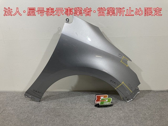ヤリス KSP210/MXPA10/MXPA15 ハイブリッド/MXPH10/MXPH15 MXPH14/MXPH17 純正 右 フロント フェンダー シルバー メタリック(147450)