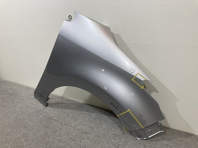 ヤリス KSP210/MXPA10/MXPA15 ハイブリッド/MXPH10/MXPH15 MXPH14/MXPH17 純正 右 フロント フェンダー シルバー メタリック(147450)