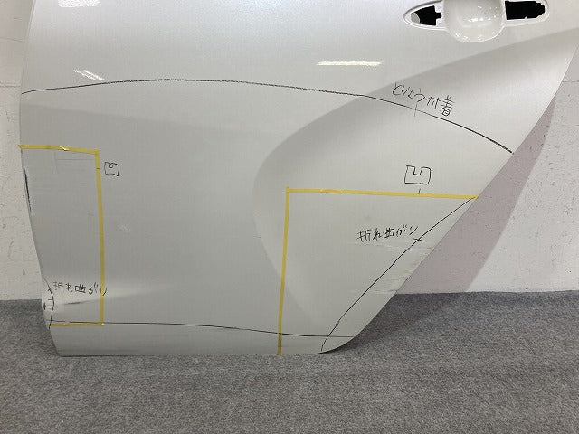 ヤリス KSP210/MXPA10/MXPA15/MXPH10/MXPH15 MXPH14/MXPH17 純正 左 リア ドア バイザー付 ホワイトパールクリスタルシャイン 070(147534)